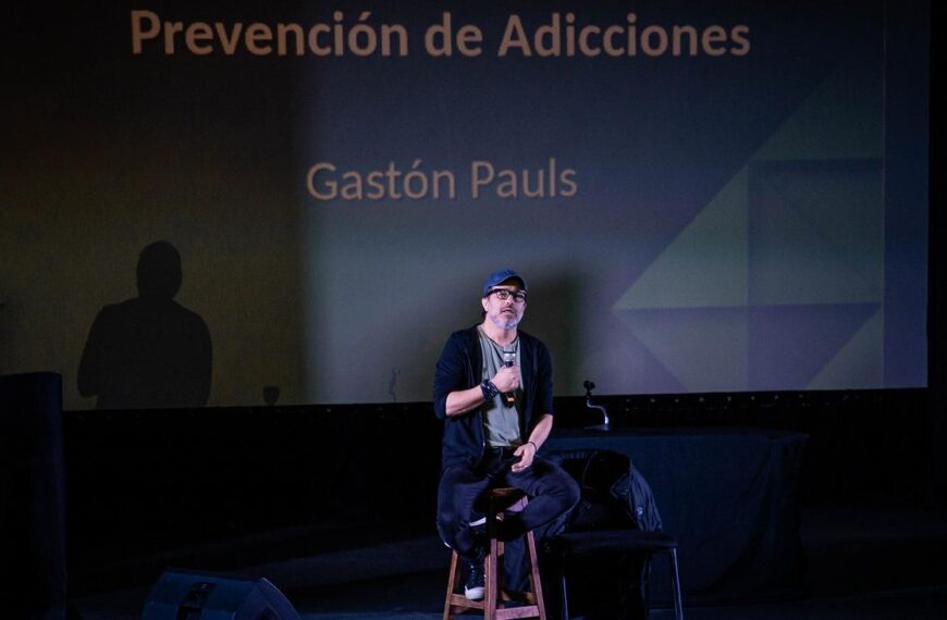 Gastón Pauls brindó a sala llena una movilizadora charla vivencial sobre prevención de adicciones.