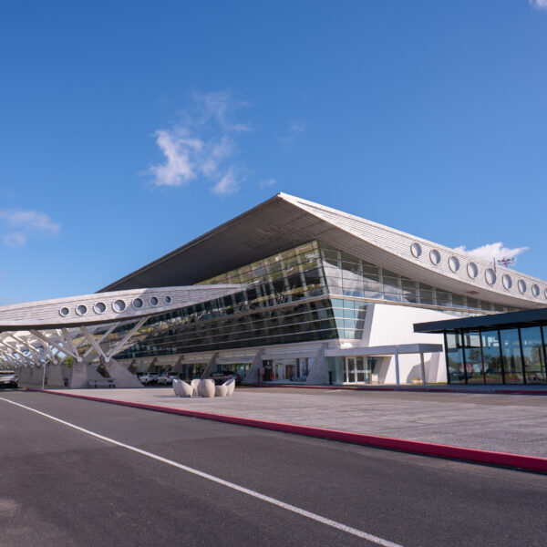 El Aeropuerto de Punta del Este vivirá una operativa histórica durante las vacaciones de invierno con más de 30 movimientos chárter hacia Bariloche.