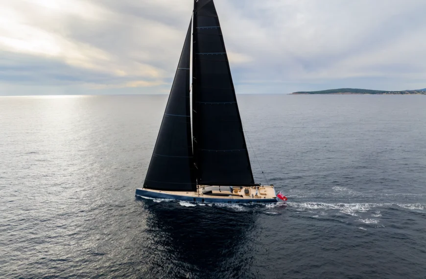 El Sarissa, uno de los veleros más lujosos del mundo, arriba por primera vez a Sudamérica y elige Piriápolis como destino.