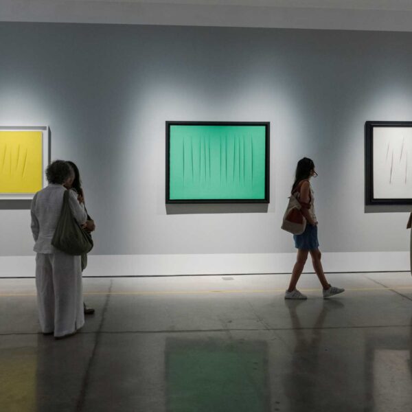 El MACA inaugura la primera gran exposición de Lucio Fontana en Uruguay.