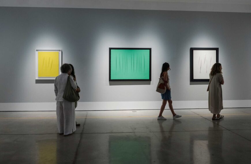 El MACA inaugura la primera gran exposición de Lucio Fontana en Uruguay.