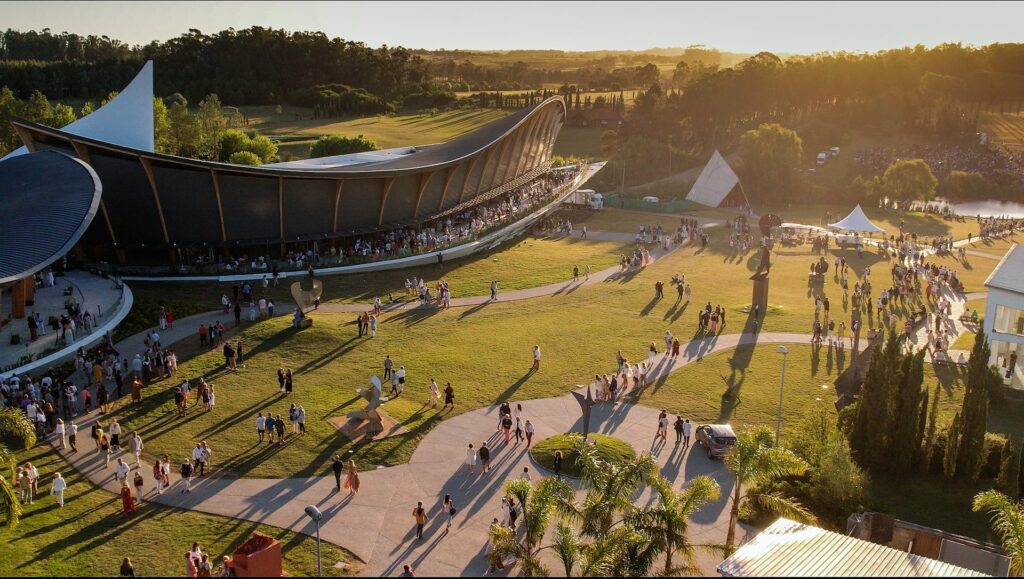 El arte no se detiene en invierno: el MACA de Manantiales consolida a Punta del Este como epicentro cultural internacional.