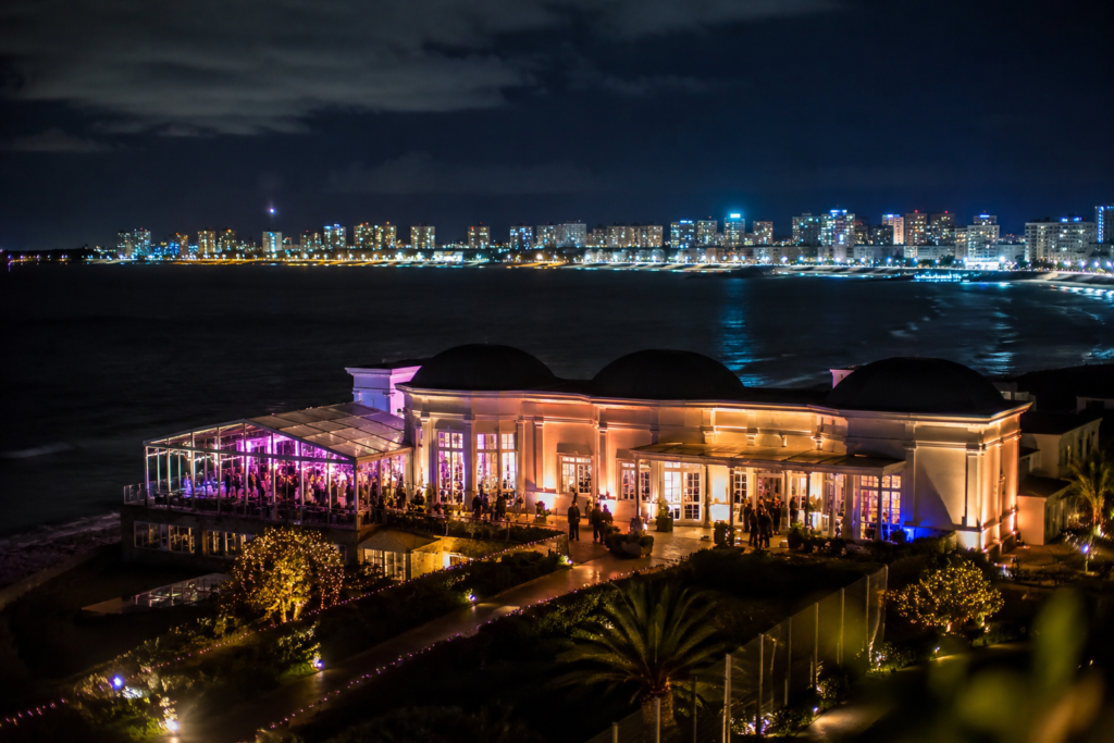 La Noche de la Nostalgia viste de gala a Punta del Este: alta gastronomía, cenas show y escapadas de invierno en la costa.