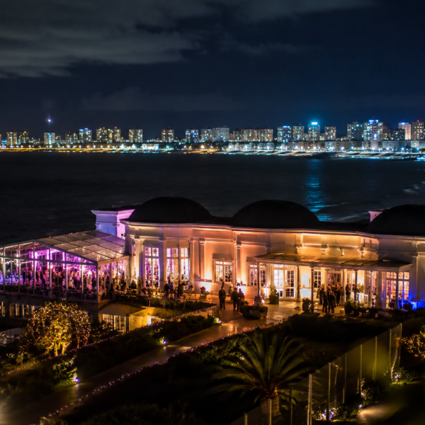 La Noche de la Nostalgia viste de gala a Punta del Este: alta gastronomía, cenas show y escapadas de invierno en la costa.