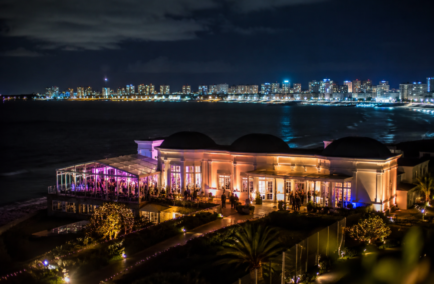 La Noche de la Nostalgia viste de gala a Punta del Este: alta gastronomía, cenas show y escapadas de invierno en la costa.