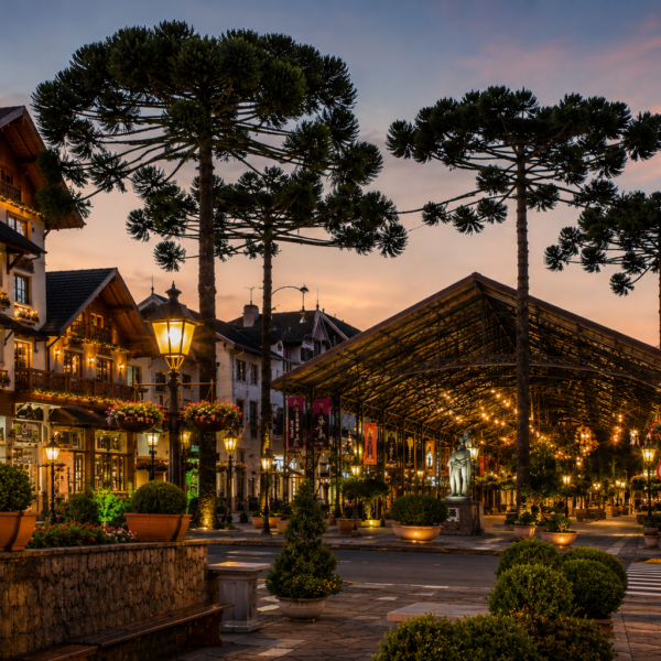 El glamour de la Serra Gaúcha: Gramado como capital del cine, la alta hotelería de montaña y el enoturismo del sur brasileño.