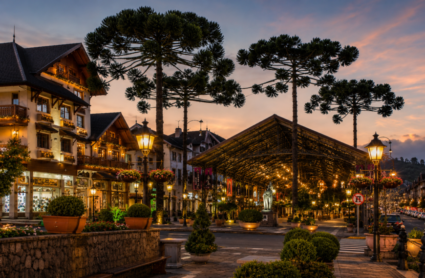 El glamour de la Serra Gaúcha: Gramado como capital del cine, la alta hotelería de montaña y el enoturismo del sur brasileño.