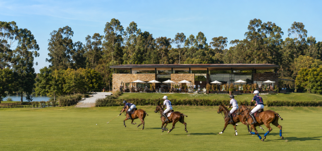 Galope, tradición y vanguardia: el polo y la vida ecuestre consolidan el encanto exclusivo de José Ignacio.