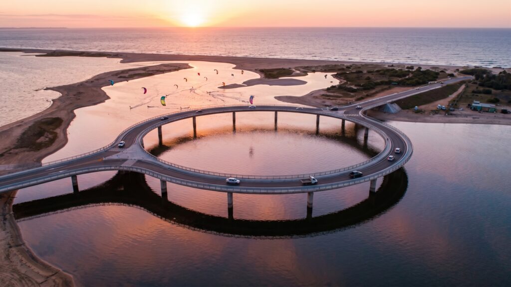 El anillo sobre el agua: el Puente de Laguna Garzón y la conexión eco-arquitectónica entre Maldonado y Rocha.