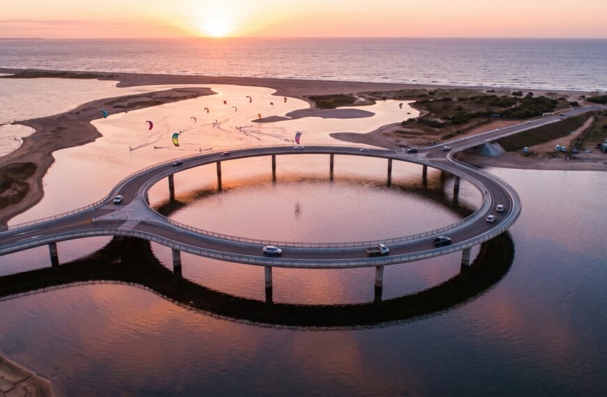 El anillo sobre el agua: el Puente de Laguna Garzón y la conexión eco-arquitectónica entre Maldonado y Rocha.