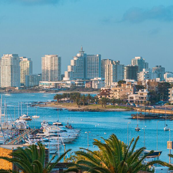 La mística del puerto y la alta náutica: el Yacht Club Punta del Este como epicentro de la vida marítima y regatas internacionales