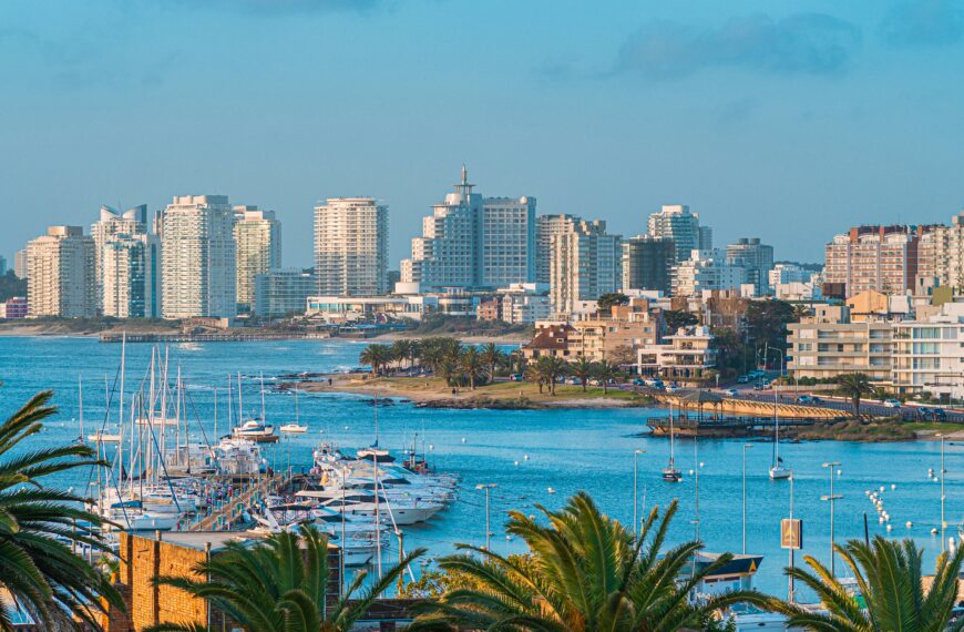 La mística del puerto y la alta náutica: el Yacht Club Punta del Este como epicentro de la vida marítima y regatas internacionales