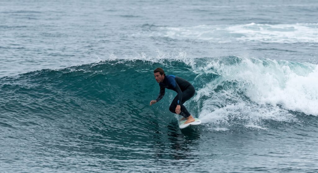 La mística de las olas oceánicas: el surf y el estilo de vida costero que dinamizan las playas de Punta del Este todo el año.
