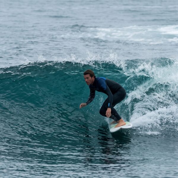La mística de las olas oceánicas: el surf y el estilo de vida costero que dinamizan las playas de Punta del Este todo el año.