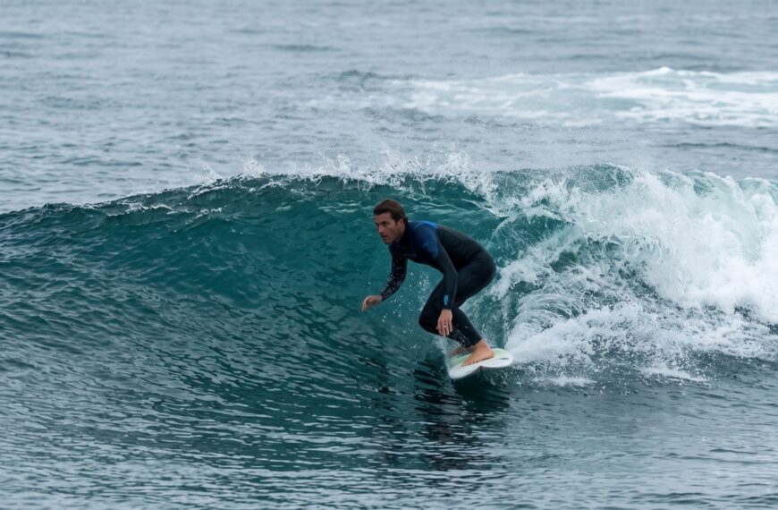 La mística de las olas oceánicas: el surf y el estilo de vida costero que dinamizan las playas de Punta del Este todo el año.