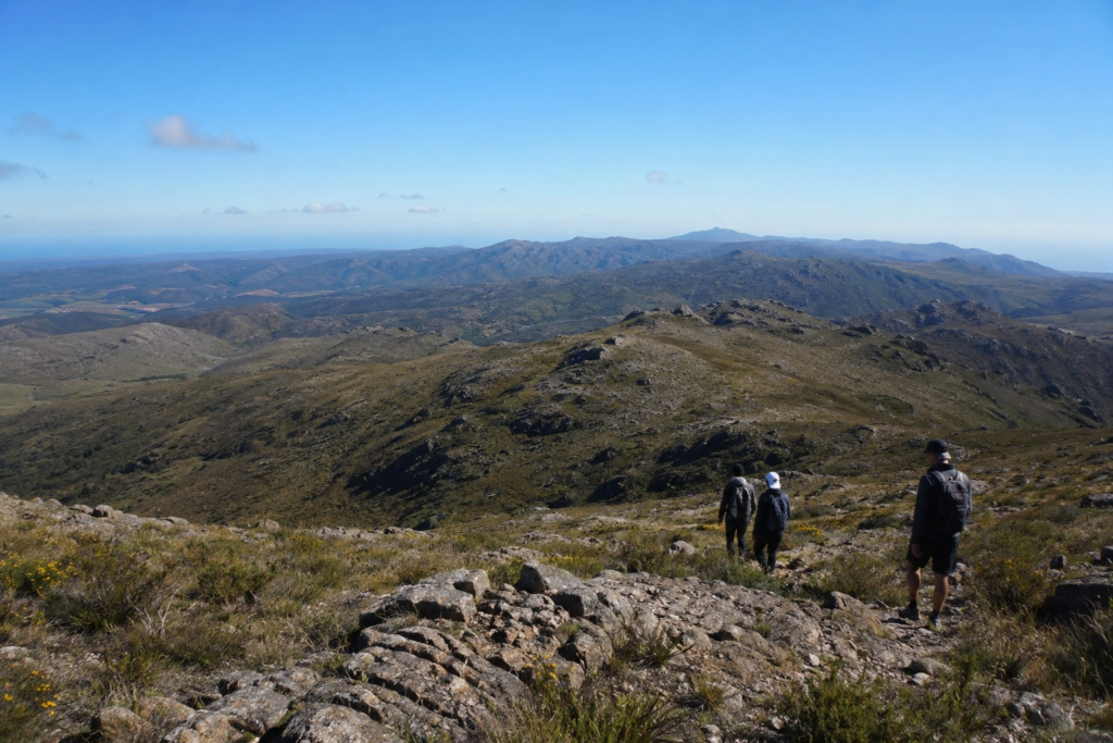 Entre cascadas y cumbres milenarias: el auge del senderismo de altura y el ecoturismo en la Sierra de las Ánimas.