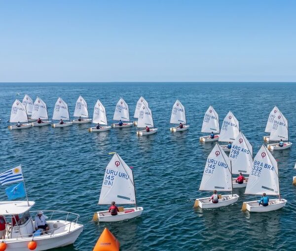 El semillero olímpico en la bahía: el Yacht Club Punta del Este será sede del 54.º Campeonato Sudamericano de Optimist.