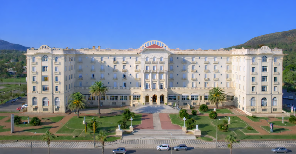 El palacio de la Belle Époque frente al mar: el Argentino Hotel de Piriápolis, talasoterapia termal y casi un siglo de esplendor en Maldonado.