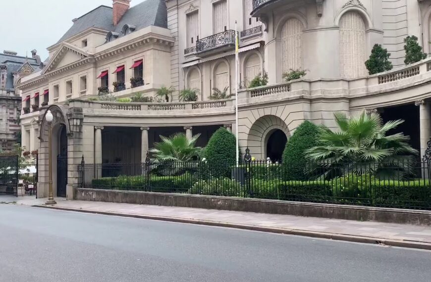 La aristocracia de la Avenida Alvear: palacetes de la Belle Époque, el Palacio Duhau y la elegancia eterna de Recoleta.
