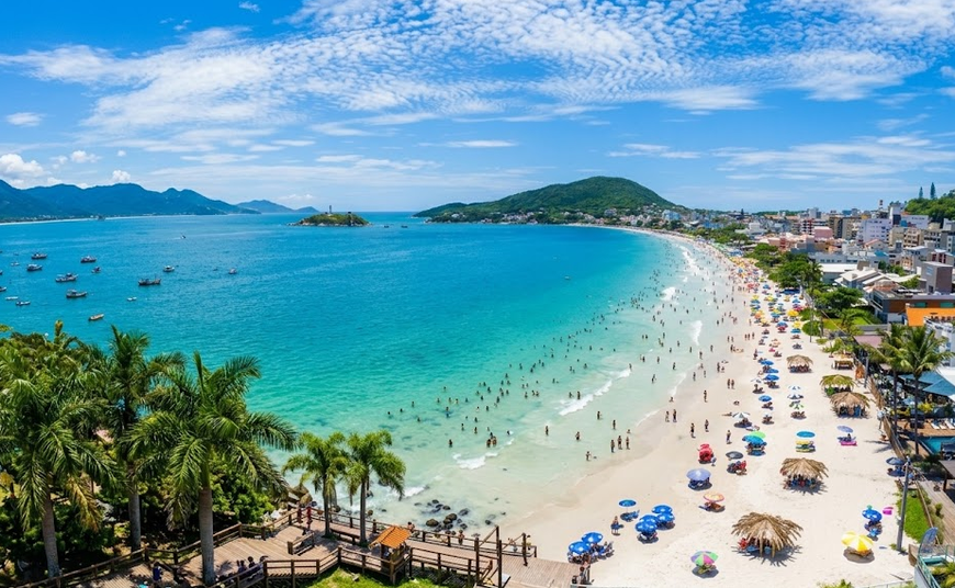 La capital de las aguas esmeralda: Bombinhas, la Reserva Marina del Arvoredo y la alta cocina de vieiras en Santa Catarina.