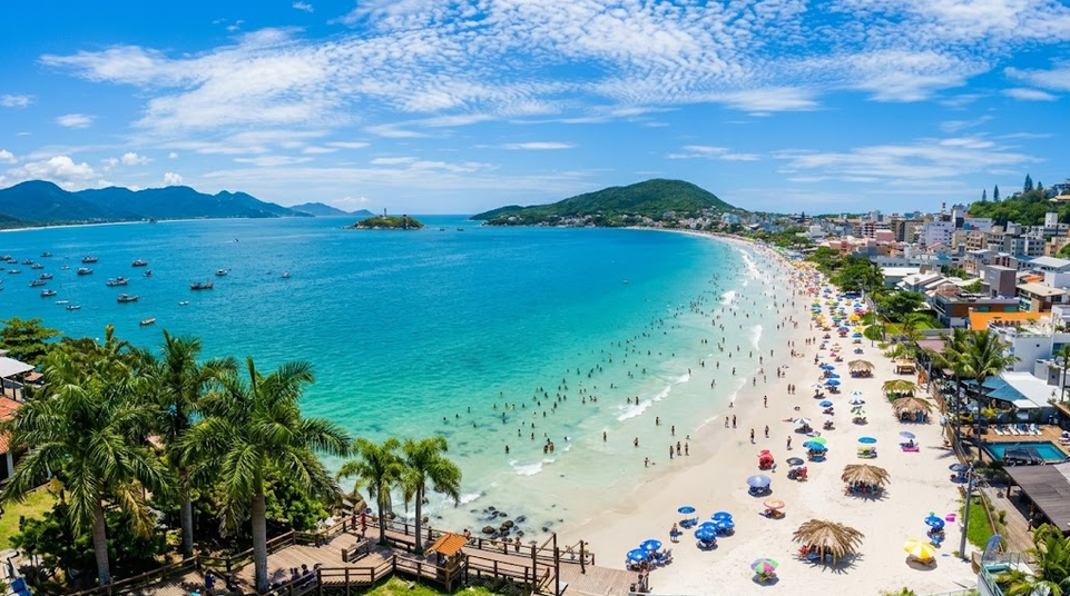 La capital de las aguas esmeralda: Bombinhas, la Reserva Marina del Arvoredo y la alta cocina de vieiras en Santa Catarina.