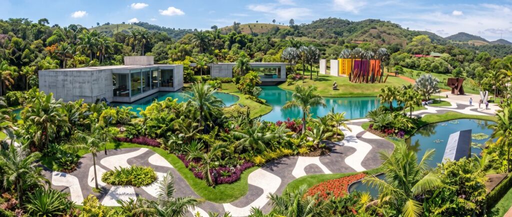 El jardín del arte infinito: el Instituto Inhotim en Minas Gerais, el museo a cielo abierto más grande del mundo y la magia de Burle Marx.