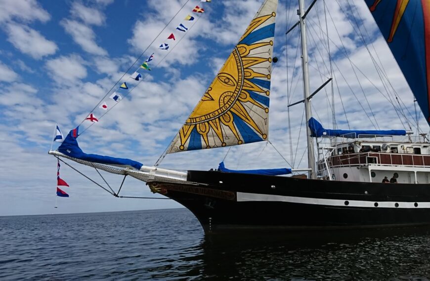 El regreso del embajador de los mares: el velero escuela Capitán Miranda fondea en la Bahía de Maldonado.