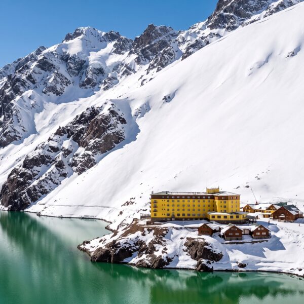 La leyenda dorada de los Andes: el Hotel Portillo, la mística de la Laguna del Inca y el esquí del jet set internacional.
