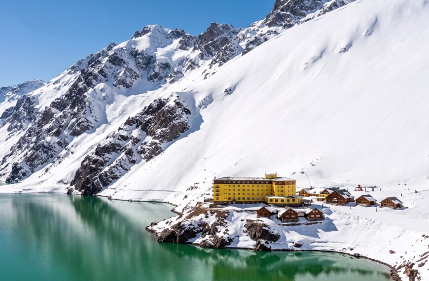 La leyenda dorada de los Andes: el Hotel Portillo, la mística de la Laguna del Inca y el esquí del jet set internacional.