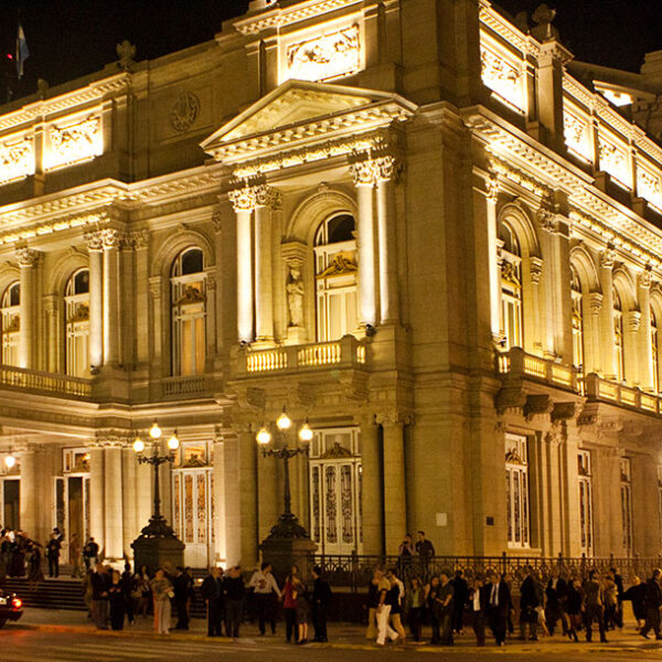 El templo de la acústica perfecta: el Teatro Colón de Buenos Aires, el Salón Dorado y las noches de gala de la lírica mundial.