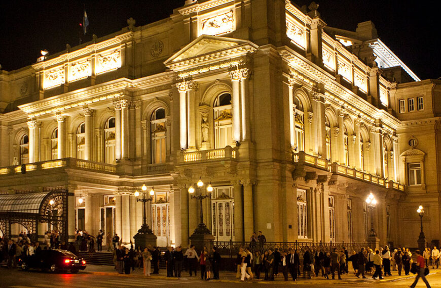 El templo de la acústica perfecta: el Teatro Colón de Buenos Aires, el Salón Dorado y las noches de gala de la lírica mundial.