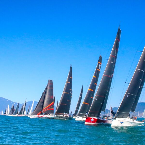 La capital de la vela en el Atlántico: la Semana Internacional de Vela de Ilhabela y las noches de gala en el Yacht Club.