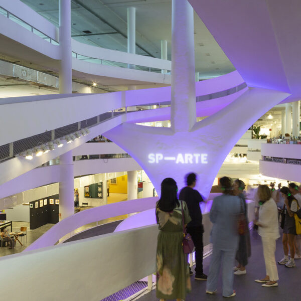 La gran meca del diseño y el mecenazgo: SP-Arte en el Pabellón Niemeyer, el modernismo brasileño y las galas del arte en São Paulo.