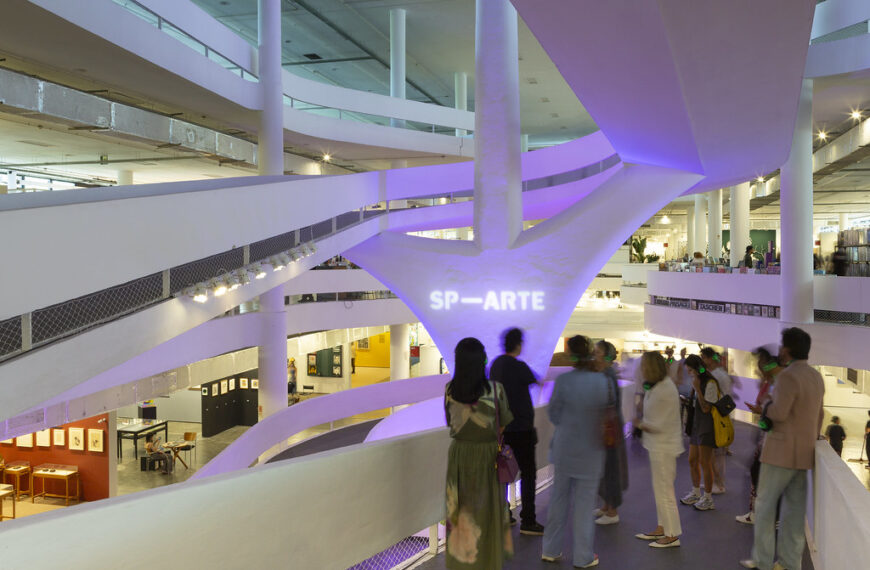 La gran meca del diseño y el mecenazgo: SP-Arte en el Pabellón Niemeyer, el modernismo brasileño y las galas del arte en São Paulo.