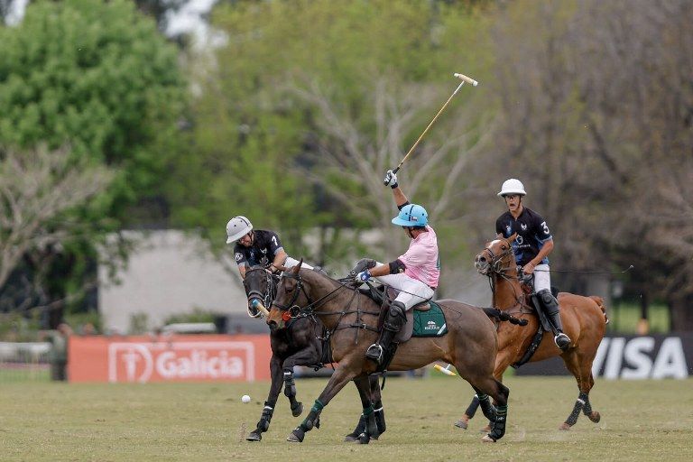 Jugadores de polo disputan la bocha en el Abierto de Tortugas