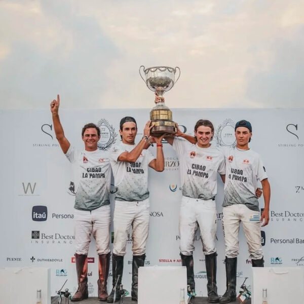 Equipo campeón del 72.º Abierto Uruguayo de Polo en el podio de Punta del Este Polo Club