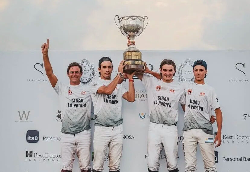 Equipo campeón del 72.º Abierto Uruguayo de Polo en el podio de Punta del Este Polo Club