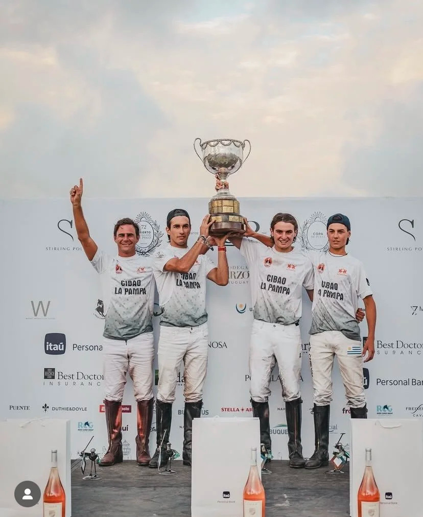 Equipo campeón del 72.º Abierto Uruguayo de Polo en el podio de Punta del Este Polo Club