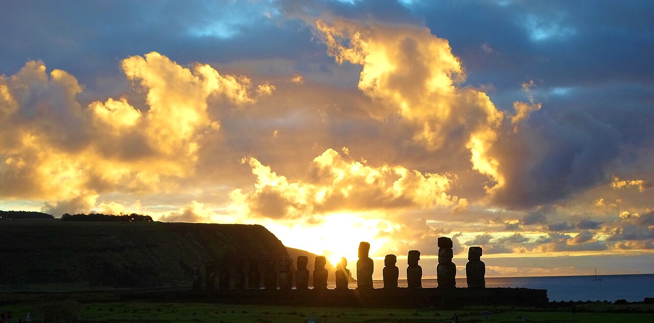 Moai de Ahu Tongariki al amanecer