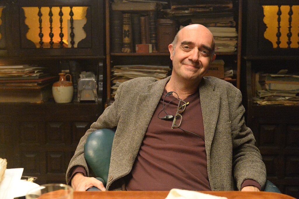 El director y guionista argentino Alejandro Maci sentado en su estudio