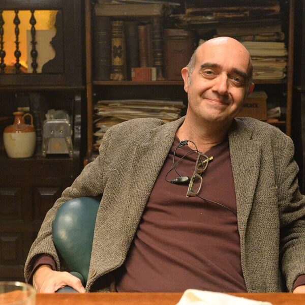 El director y guionista argentino Alejandro Maci sentado en su estudio