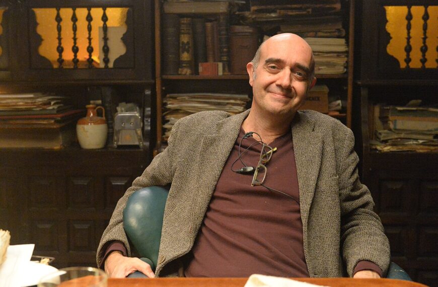 El director y guionista argentino Alejandro Maci sentado en su estudio