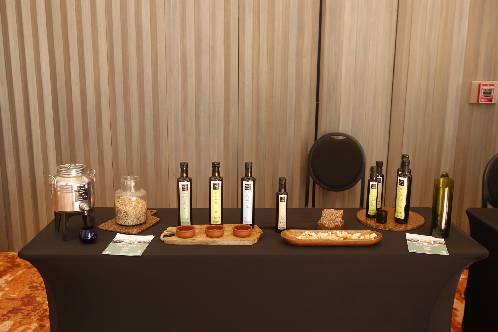 Botellas de aceite de oliva y productos regionales en una mesa de degustación