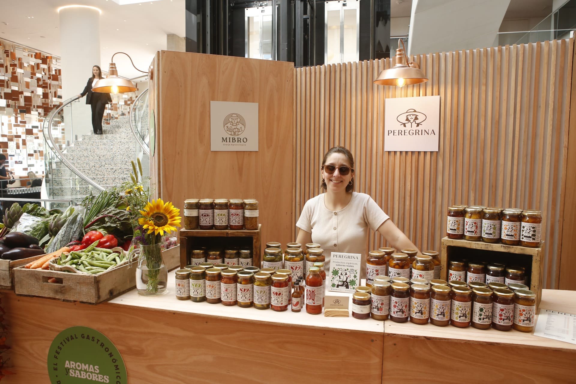 Stand de productores locales con conservas y flores en Aromas y Sabores
