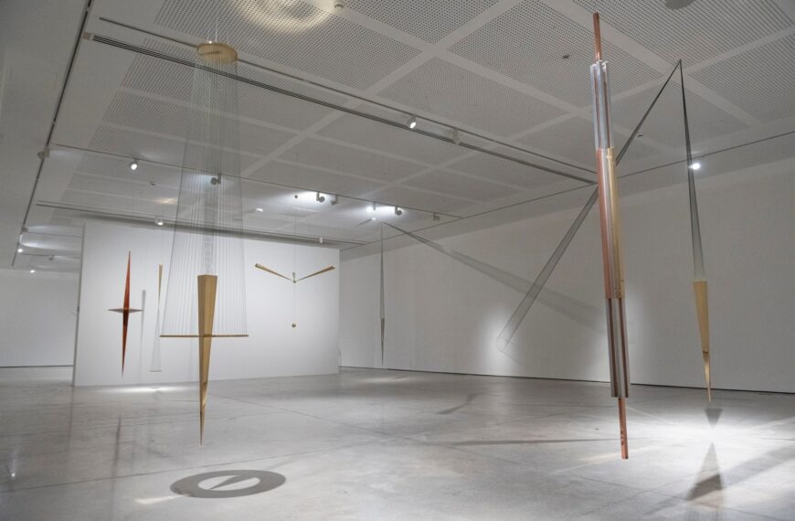 Esculturas metálicas suspendidas de Artur Lescher en una sala blanca del MACA