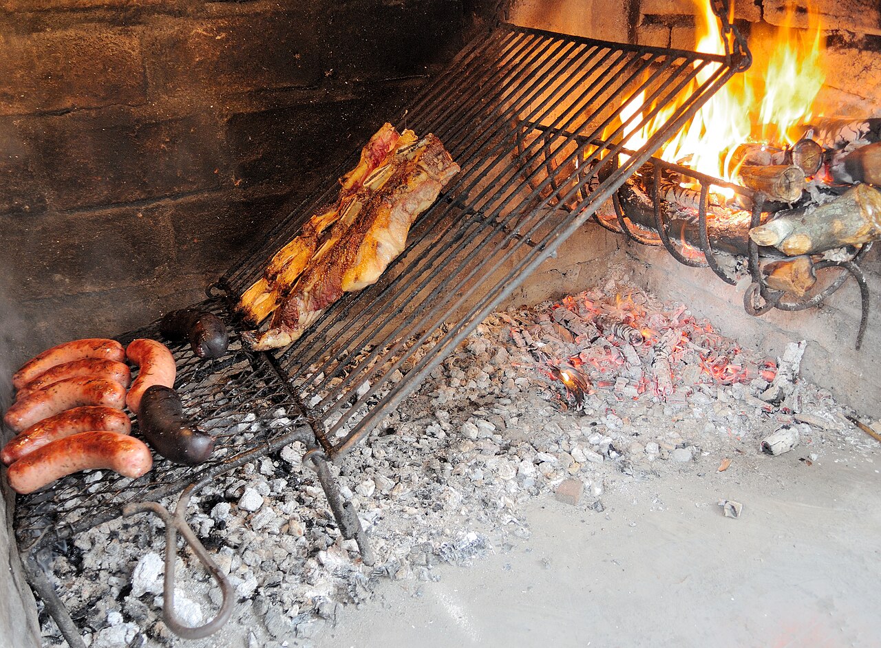 Carnes asándose a la leña al estilo uruguayo