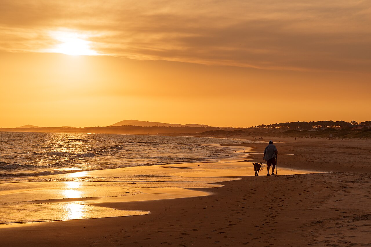 Atardecer dorado sobre la playa cerca de la Laguna de José Ignacio