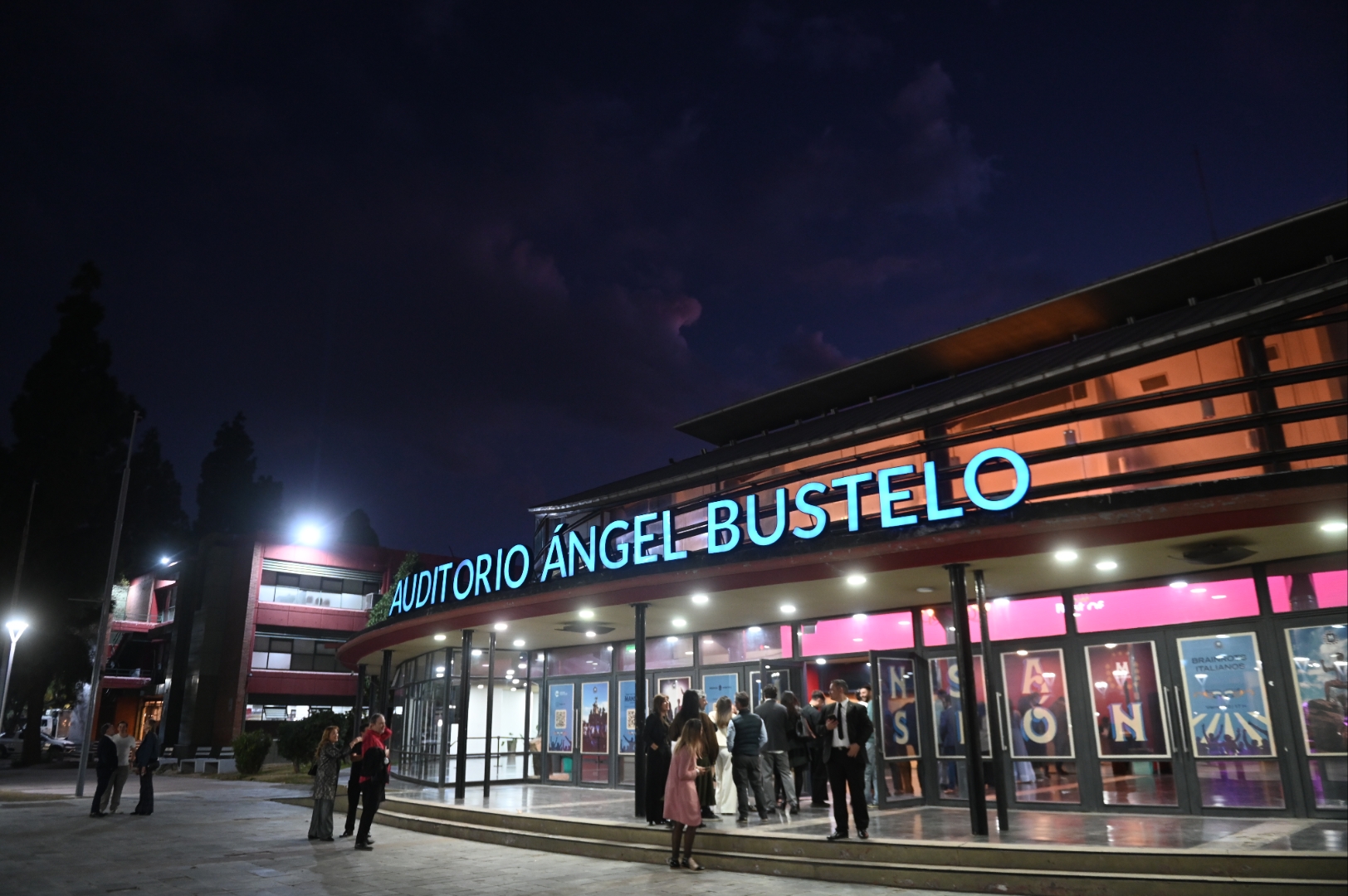 Fachada iluminada del Auditorio Ángel Bustelo de Mendoza de noche