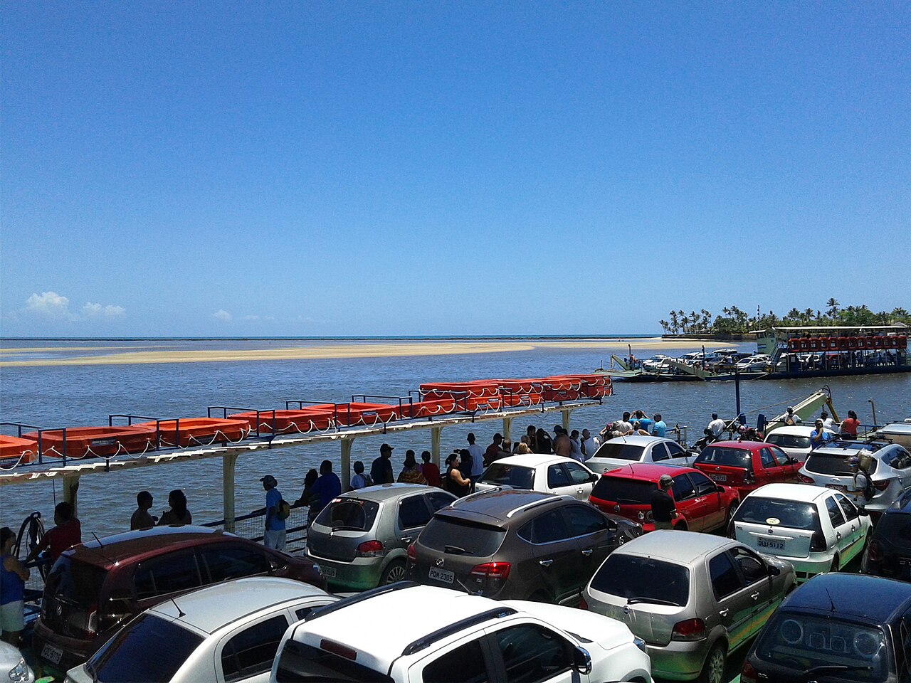 Las balsas cruzan el río Buranhém entre Porto Seguro y Arraial d’Ajuda, camino a Trancoso.