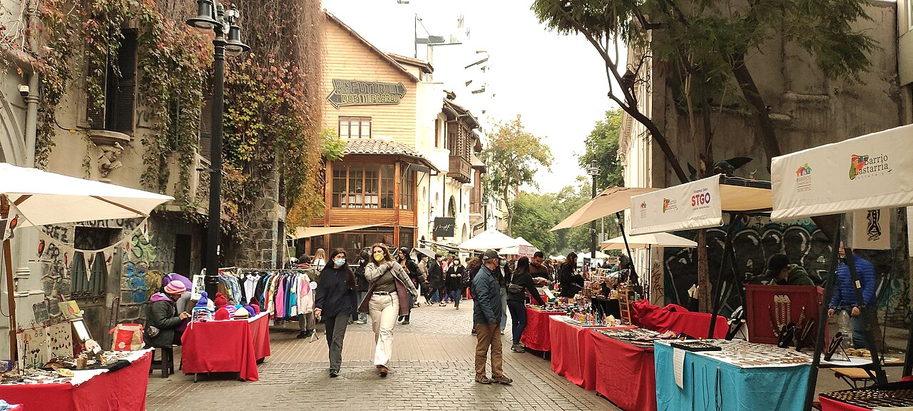 Calle peatonal del barrio Lastarria con puestos y árboles